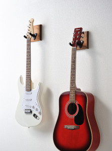 ギターを壁掛け！賃貸でもできるギター壁掛けアイテム！ギターハンガーRENO